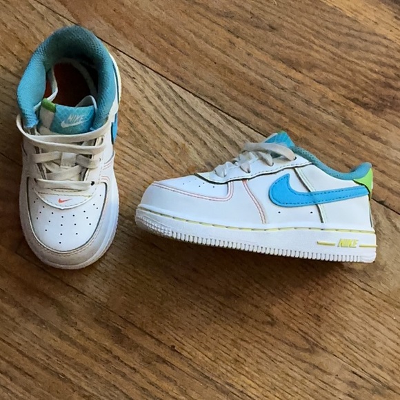 Nike White and Blue Low-Top Sneakers with Leather Upper - Picture 2 of 4